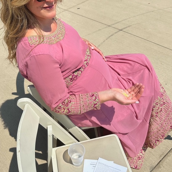 Salwar Kameez in embroidered pink/mauve tones - Picture 5 of 6